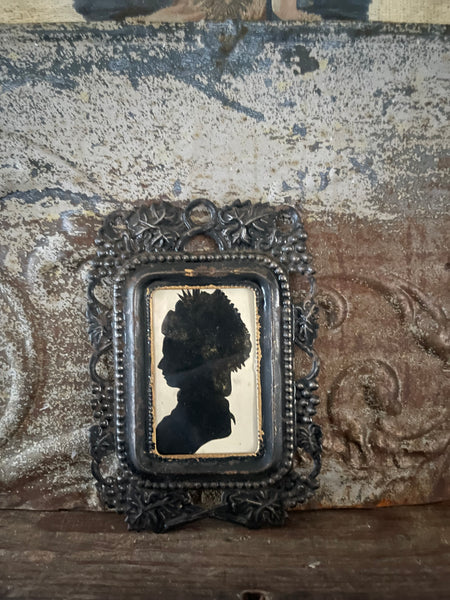 Antique Silhouette Portrait Cameo in Toleware Frame Collectable: C18th Britain