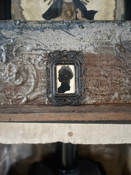 Antique Silhouette Portrait Cameo in Toleware Frame Collectable: C18th Britain