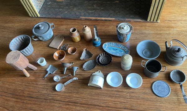 Antique German Folk Art Dolls House Box Kitchen Diarama: C18th Germany
