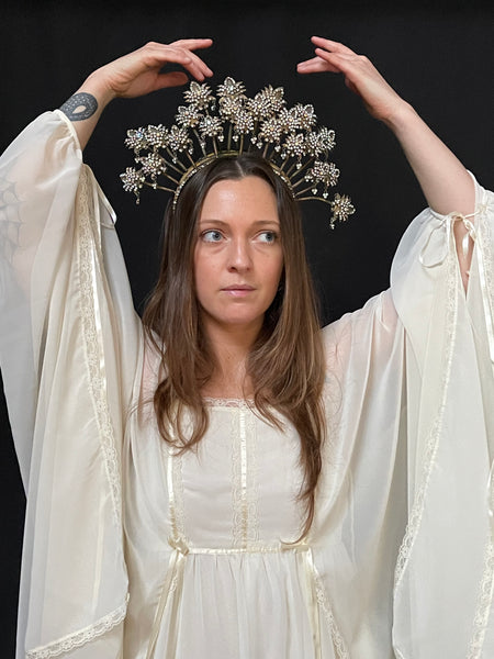 Traditional Ceremonial Headdress with Diamanté en Tremblant: C20th Indonisa