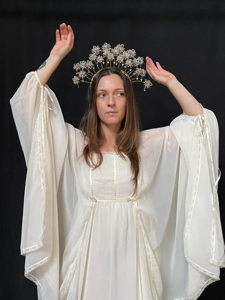 Traditional Ceremonial Headdress with Diamanté en Tremblant: C20th Indonisa