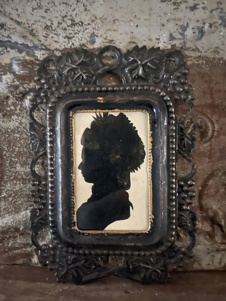 Antique Silhouette Portrait Cameo in Toleware Frame Collectable: C18th Britain