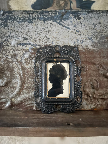 Antique Silhouette Portrait Cameo in Toleware Frame Collectable: C18th Britain