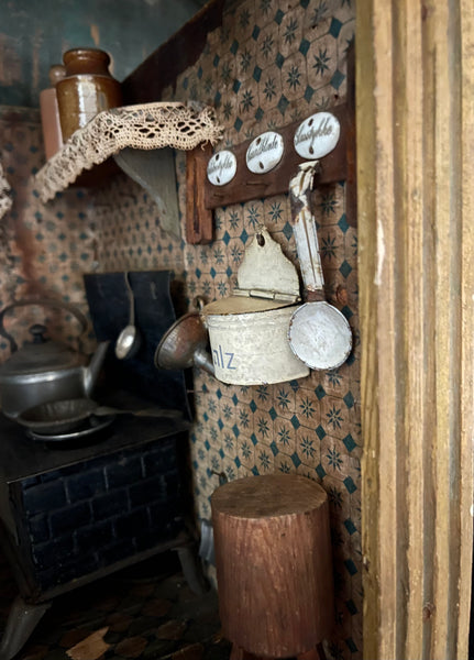 Antique German Folk Art Dolls House Box Kitchen Diarama: C18th Germany